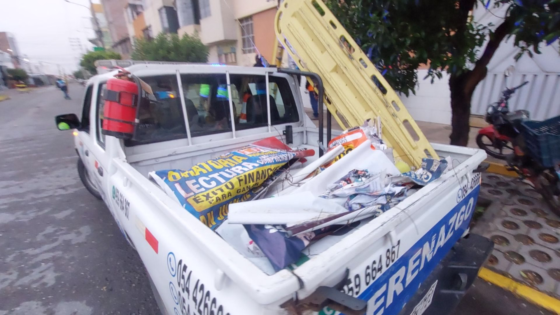 Arequipa: Retiran carteles y banners colocados sin permiso en las calles de Bustamante y Rivero 1 Arequipa: Retiran carteles y banners colocados sin permiso en las calles de Bustamante y Rivero