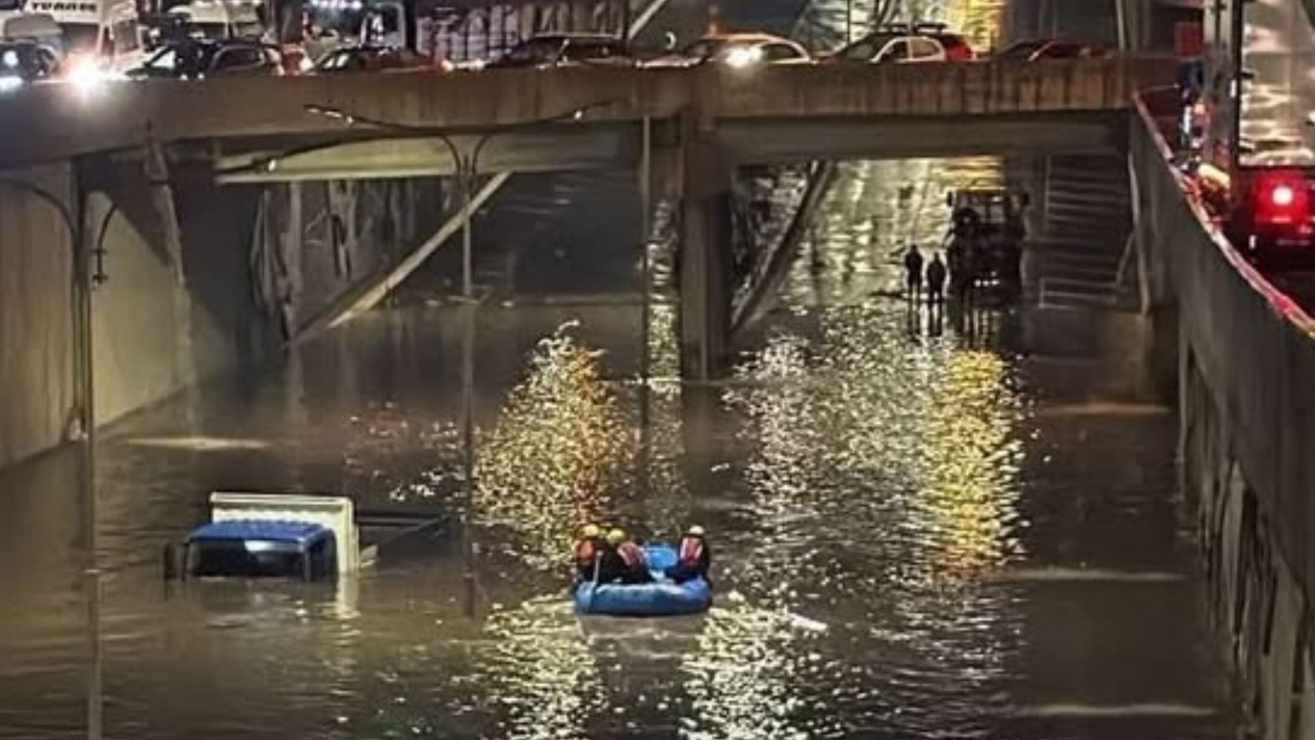 Para el rescate fue necesario utilizar un bote inflable, debido al nivel de agua acumulada en el zanjón