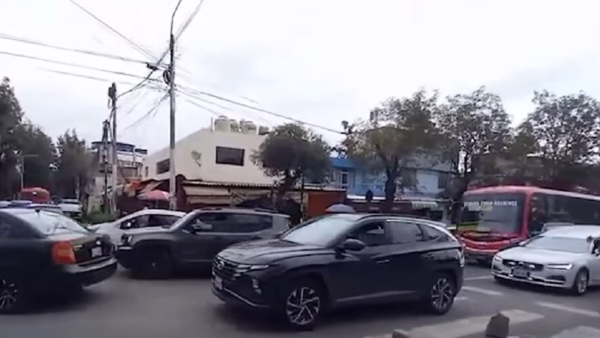 Arequipa: cierre en avenida Goyeneche por cambio de antigua tubería genera congestión vehicular en el Cercado 1 Arequipa: cierre en avenida Goyeneche por cambio de antigua tubería genera congestión vehicular en el Cercado