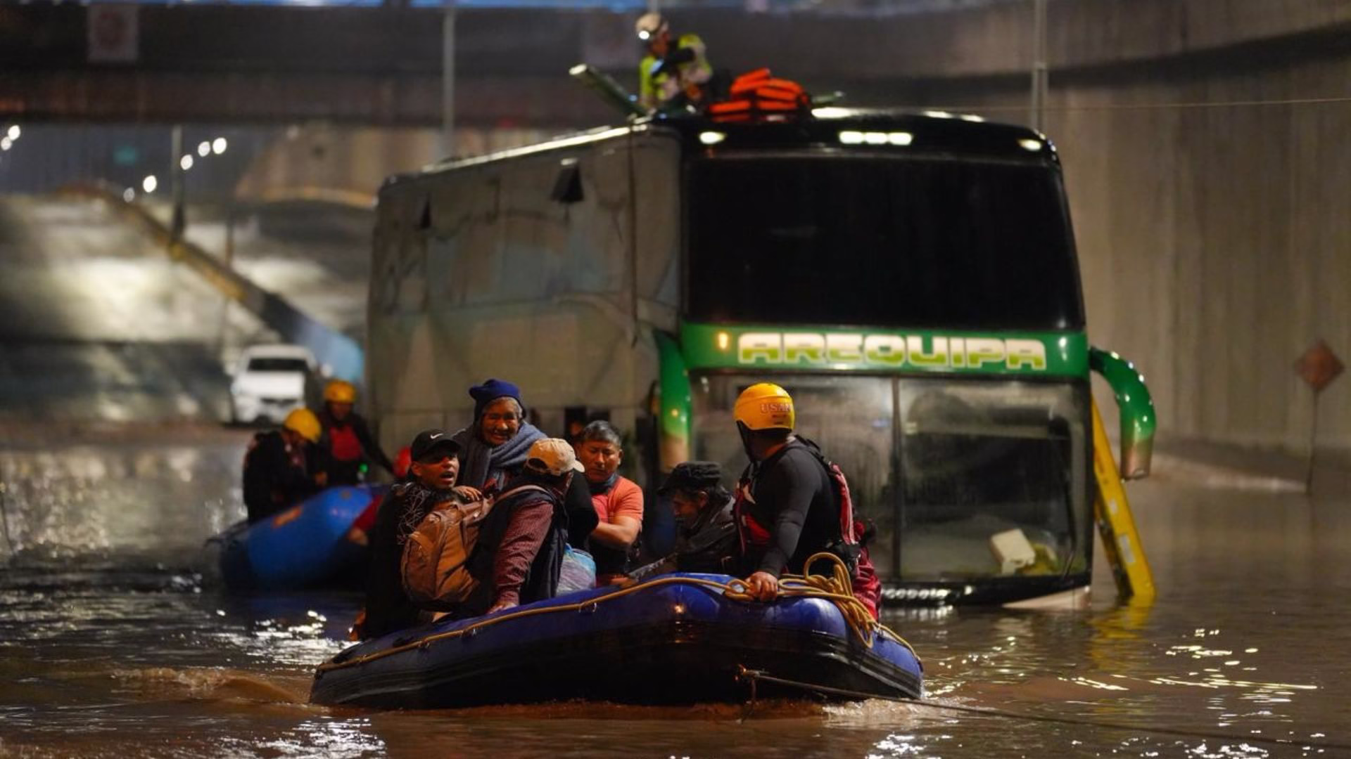 Arequipa: más de 40 pasajeros son rescatados tras quedar bus varado en el zanjón de la Variante de Uchumayo