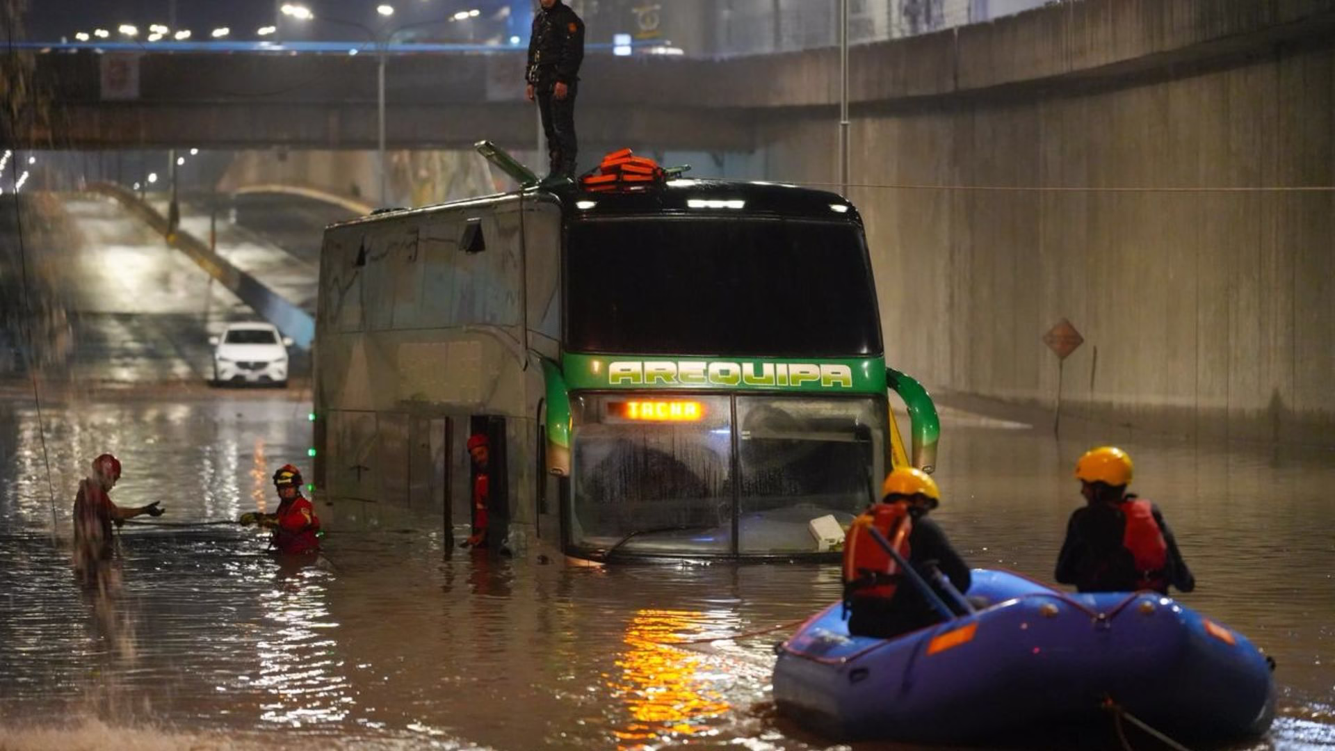 Utilizando cuerdas y un sistema de tirolinas, los rescatistas lograron acceder hasta el techo del bus.