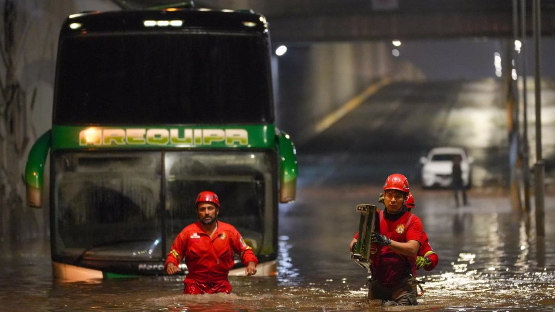 El rescate culminó en la madrugada y, afortunadamente, no se reportaron heridos, aunque el bus quedó atrapado en la zona inundada