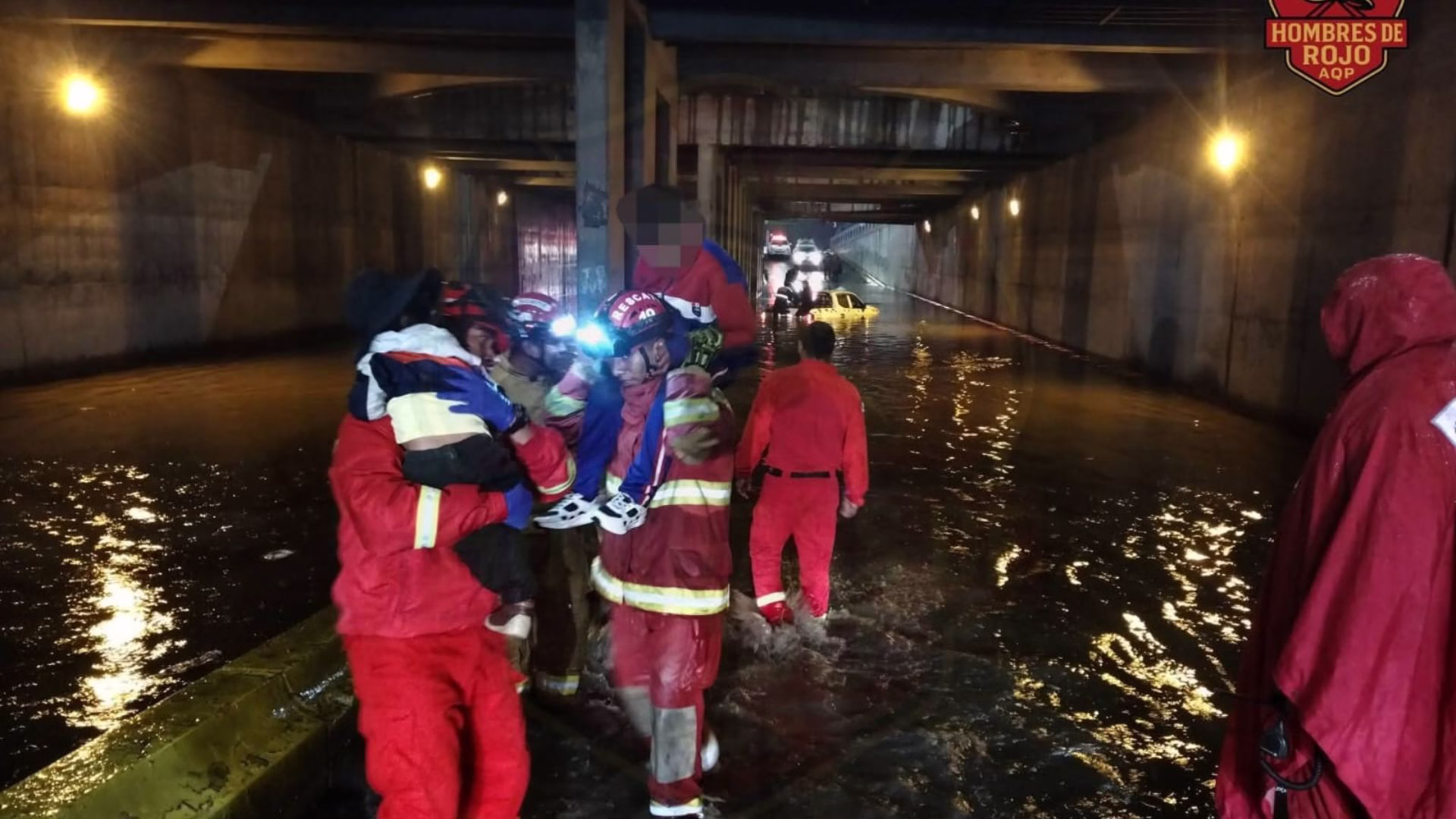 Bomberos ayudaron a rescatar a los niños que se hallaban dentro del bus.