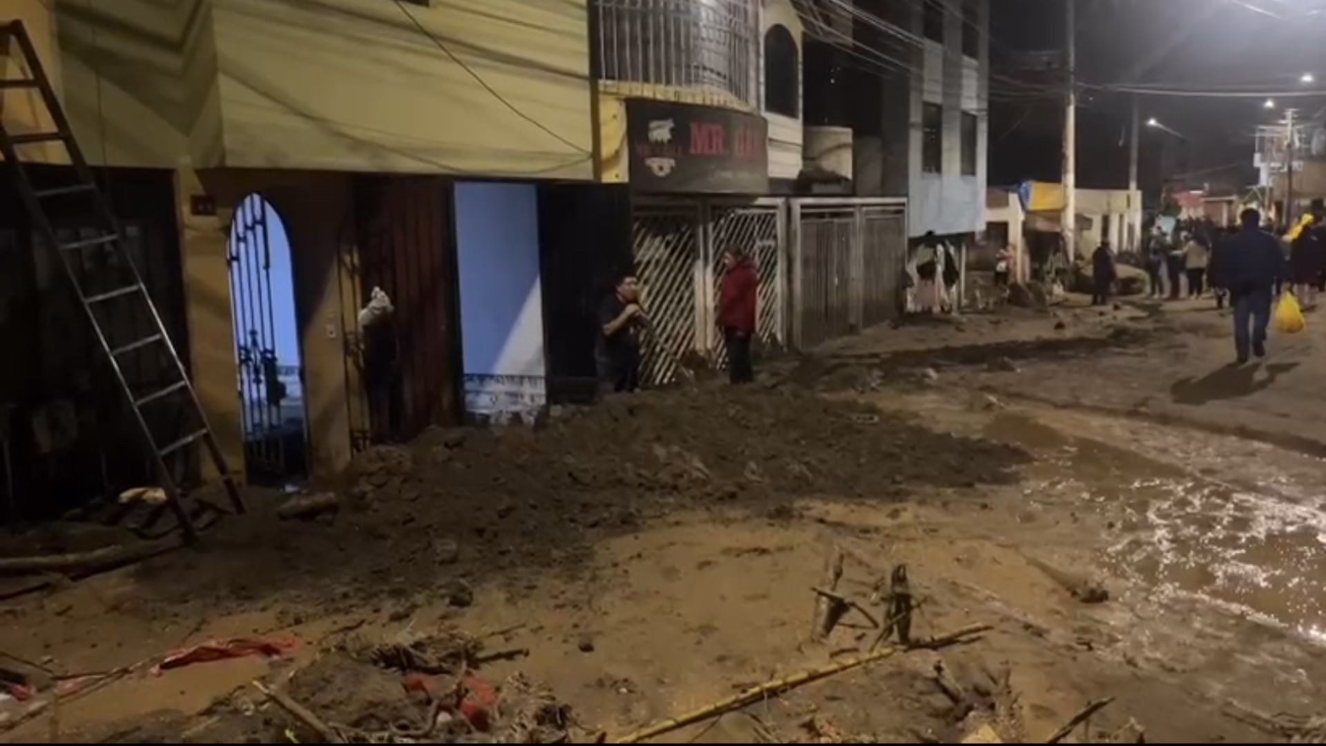 Emergencia: destrozos dejó desborde de torrentera en calle Grande, afectó casas de Cayma y Yanahuara