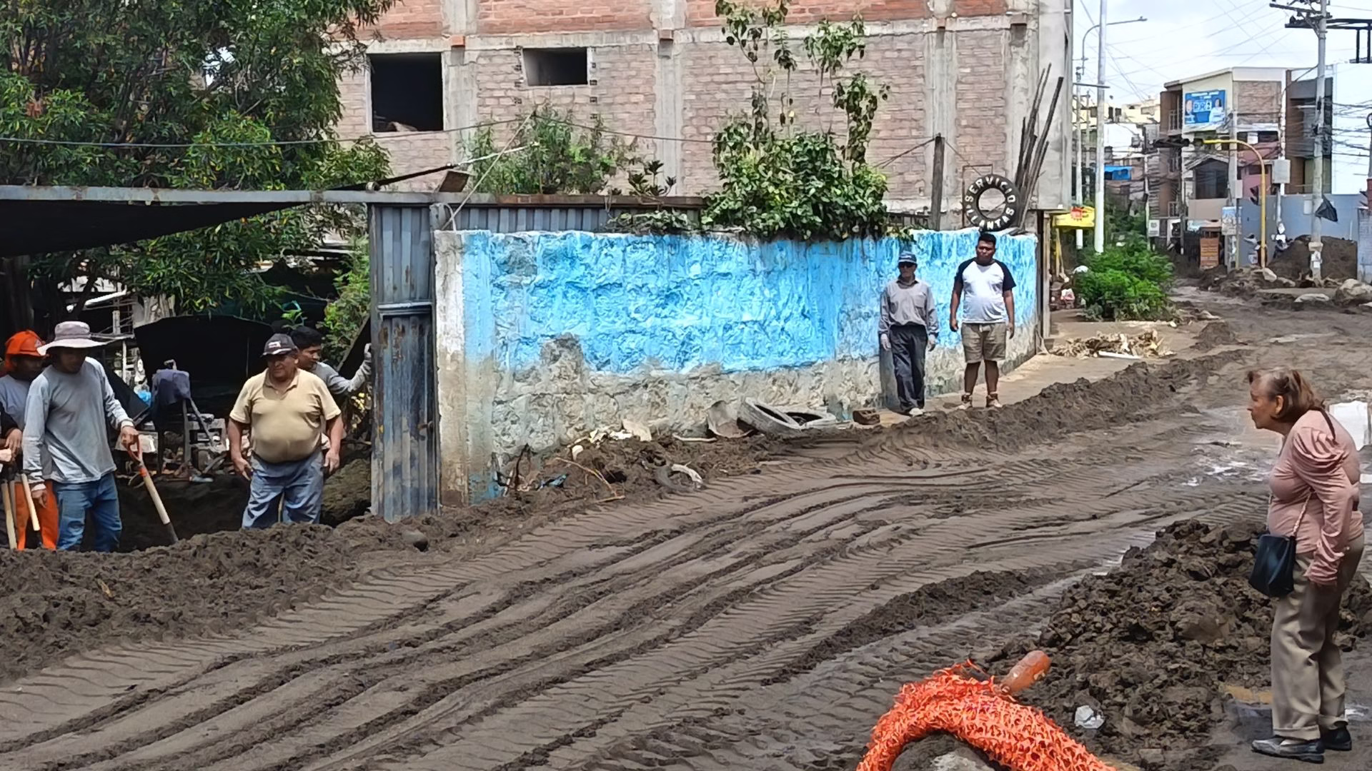 El impacto no se limitó a Calle Grande. A lo largo del recorrido de la torrentera El Chullo también se reportaron daños