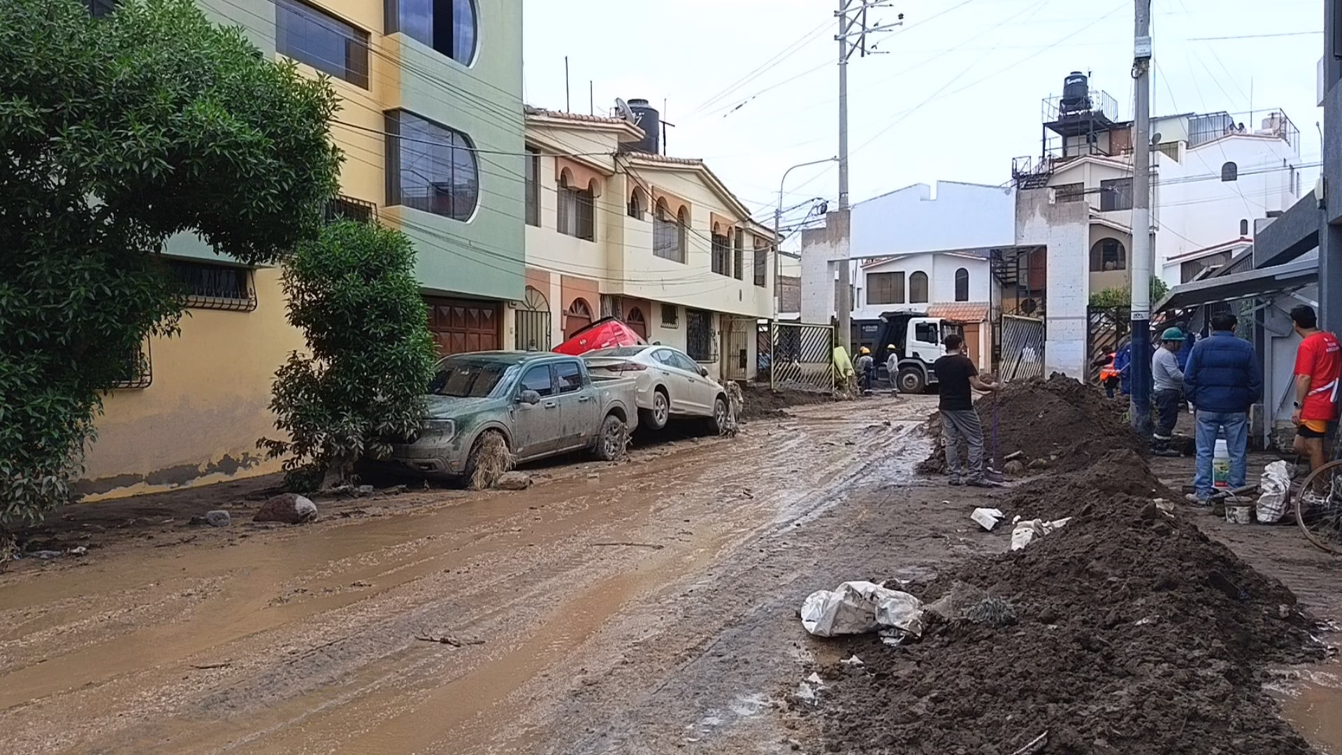 En medio del desastre también se reportaron 26 vehículos afectados, de los cuales 12 quedaron prácticamente sepultados por el barro