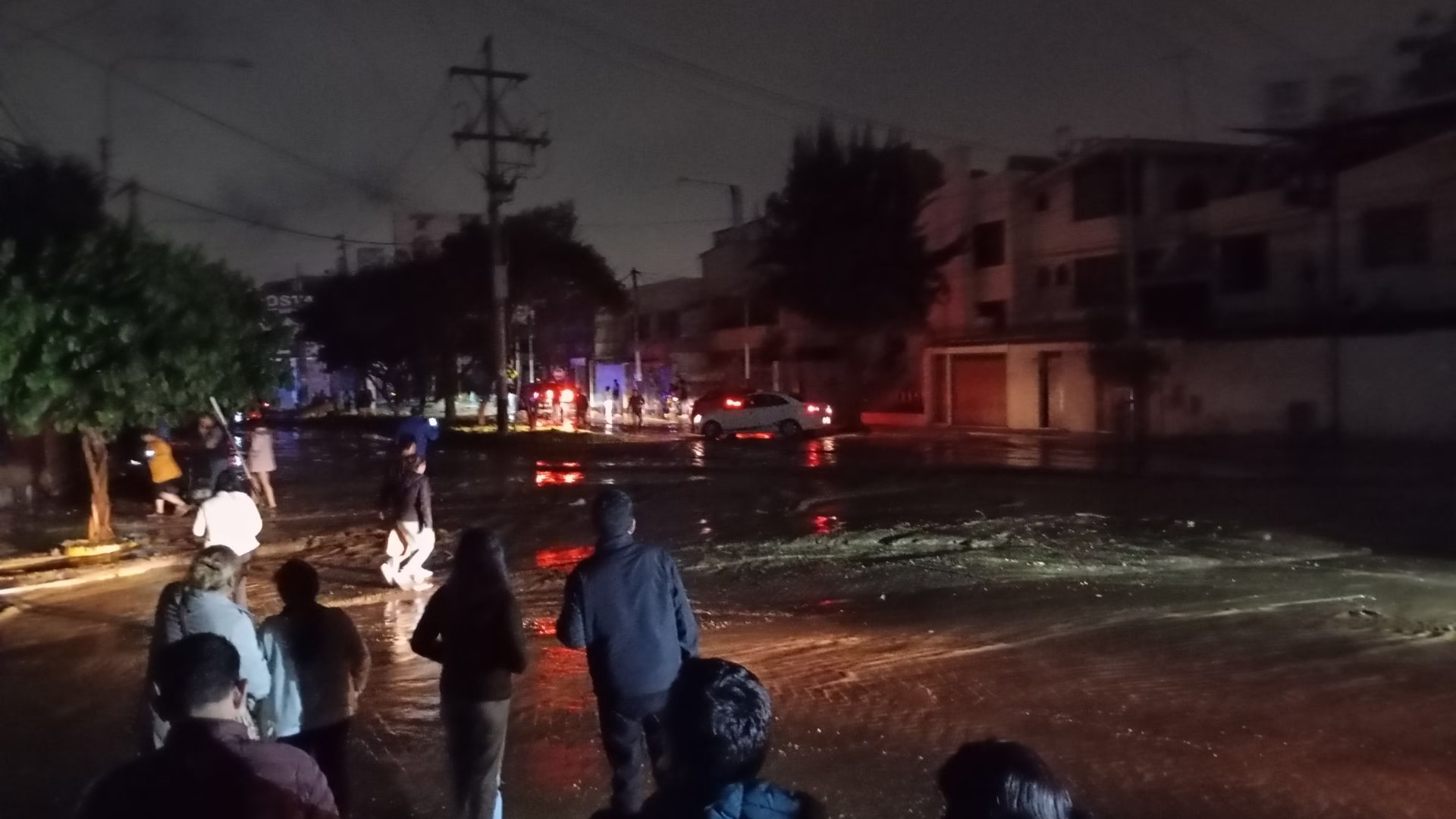 El agua con barro y piedras discurrió por la avenida Metropolitana,
