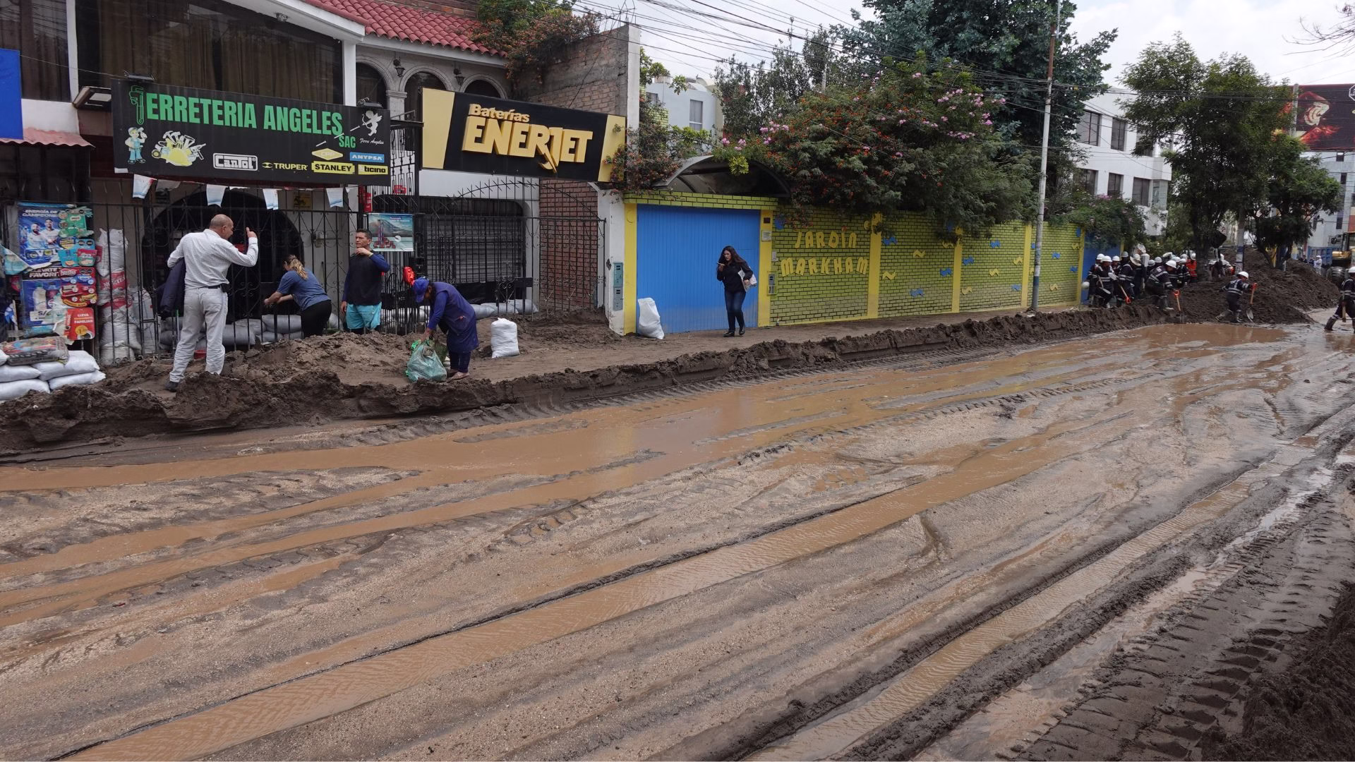 El ingreso masivo de lodo ocasionó el desborde de la torrentera El Chullo, afectando vías principales como la avenida Metropolitana