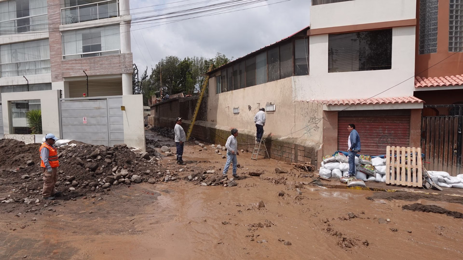 El ingreso masivo de lodo ocasionó el desborde de la torrentera El Chullo, afectando vías principales como la avenida Metropolitana