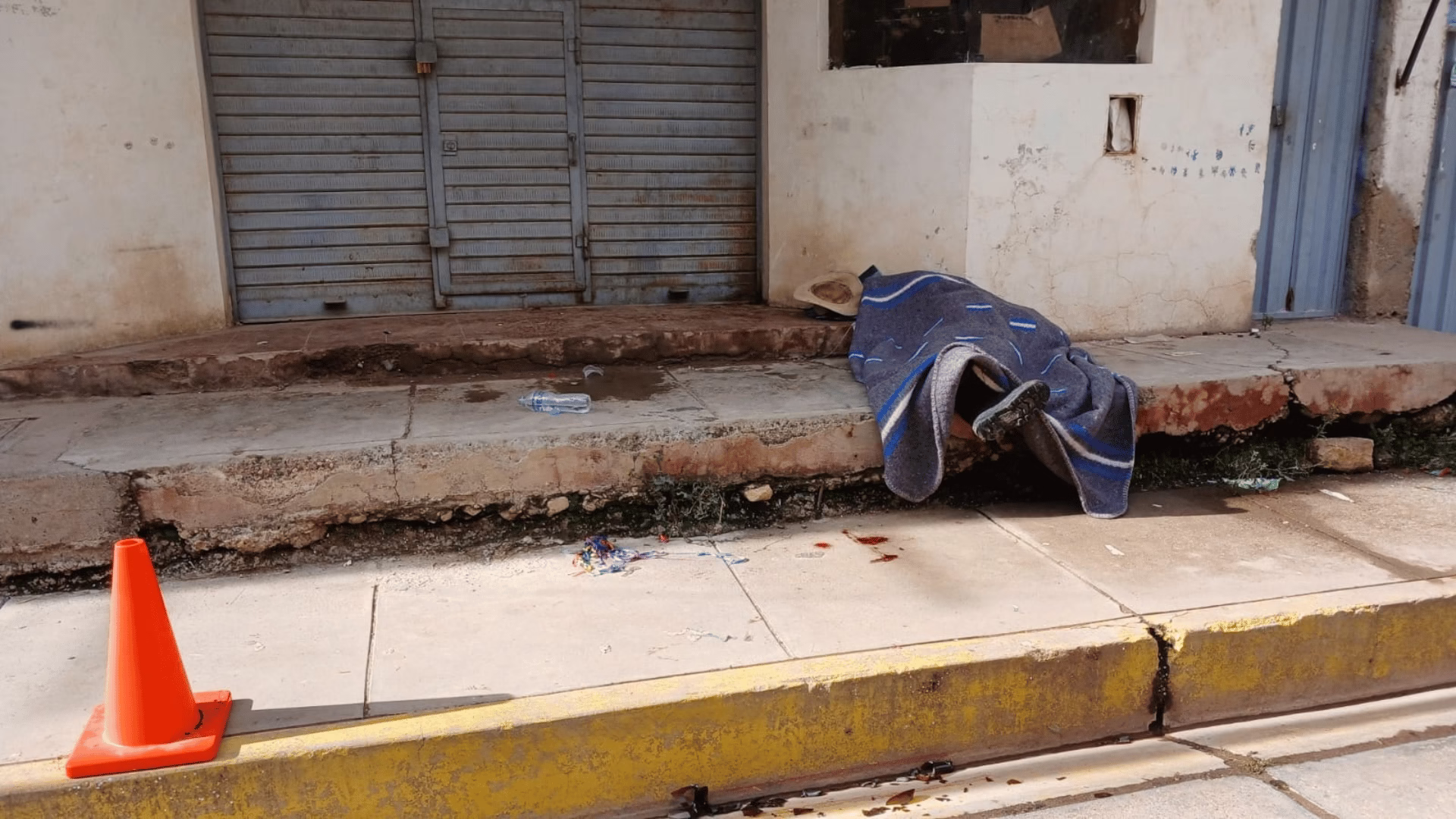 Puno: encuentran a hombre sin vida frente a colegio en Azángaro y sospechan de crimen 2026