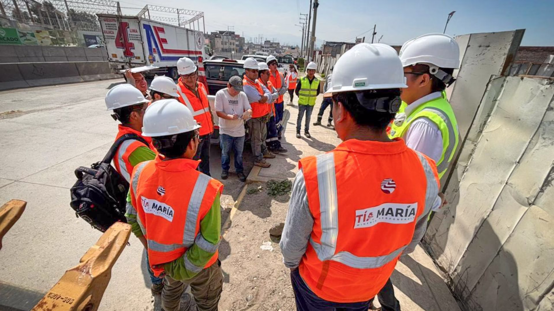 Southern Perú aporta más de 2,750 horas de maquinaria para acelerar limpieza tras lluvias en Arequipa