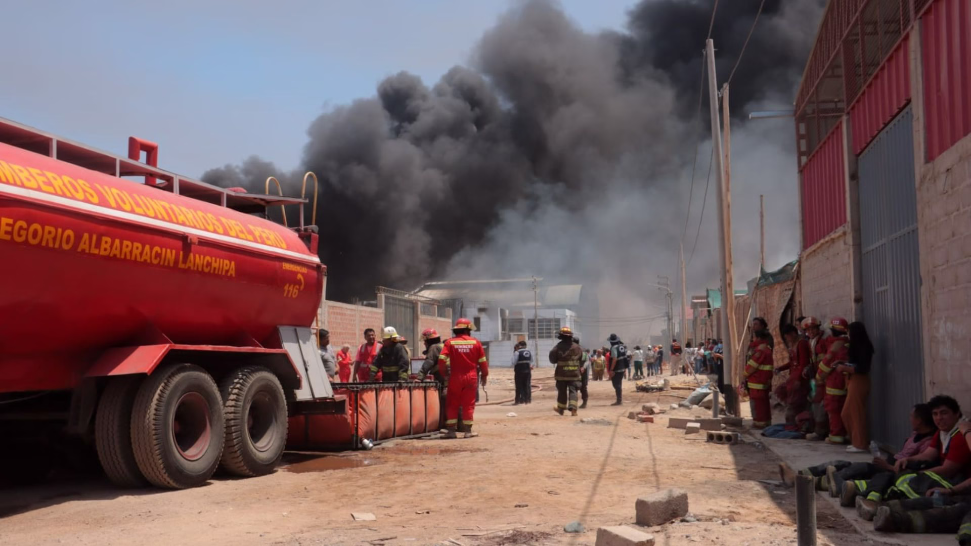 Tacna: Incendio de gran magnitud en fábrica de aceite de oliva en moviliza a más de 50 bomberos y piden apoyo 2 Tacna: Incendio de gran magnitud en fábrica de aceite de oliva en moviliza a más de 50 bomberos y piden apoyo