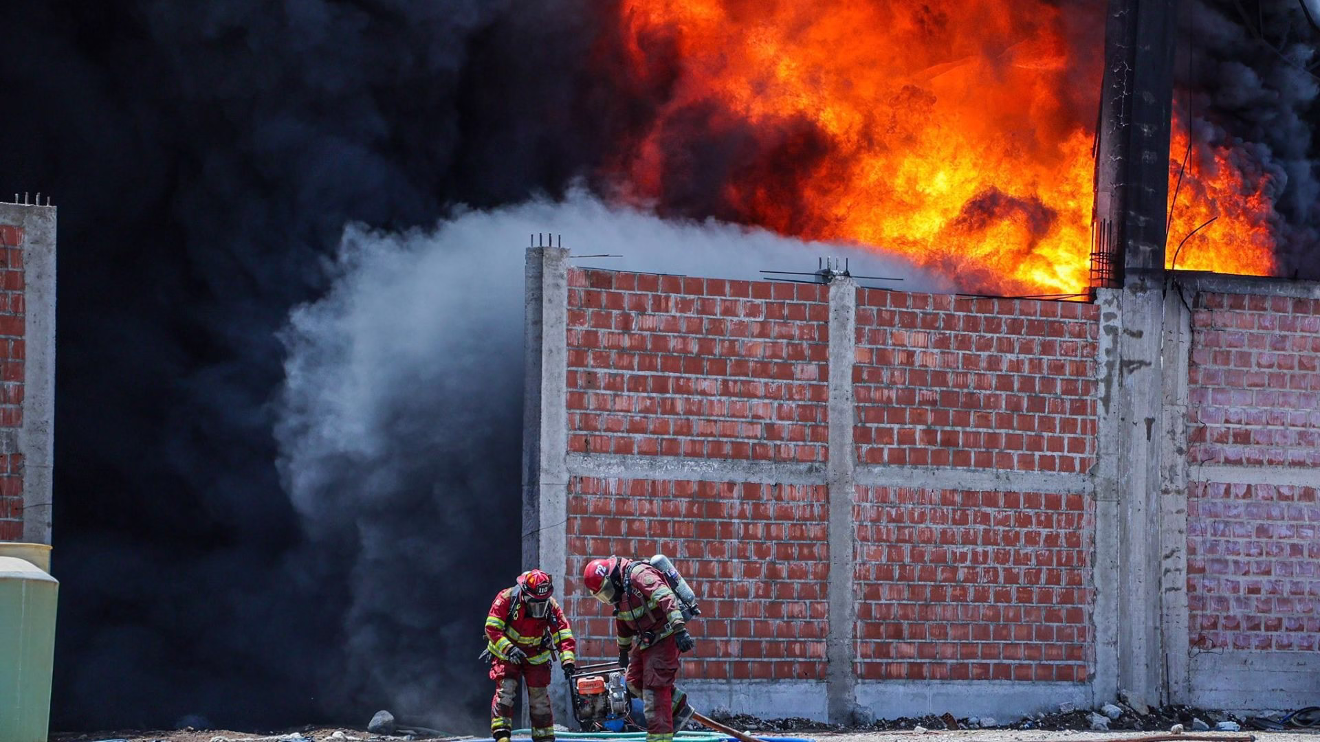 Tacna: Incendio de gran magnitud en fábrica de aceite de oliva en moviliza a más de 50 bomberos y piden apoyo 1 Tacna: Incendio de gran magnitud en fábrica de aceite de oliva en moviliza a más de 50 bomberos y piden apoyo