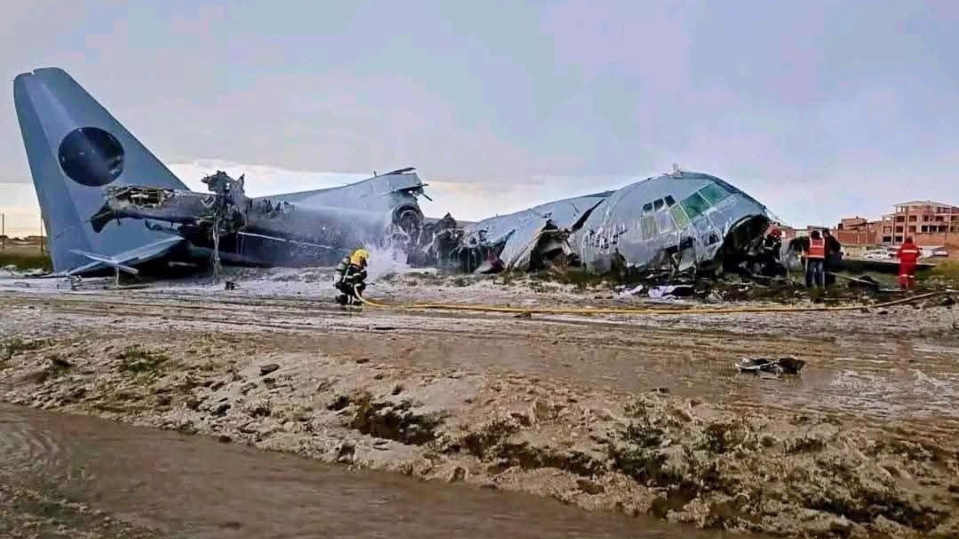 Bolivia: Avión militar Hércules cargado de dinero se estrella en El Alto, reportan fallecidos y heridos
