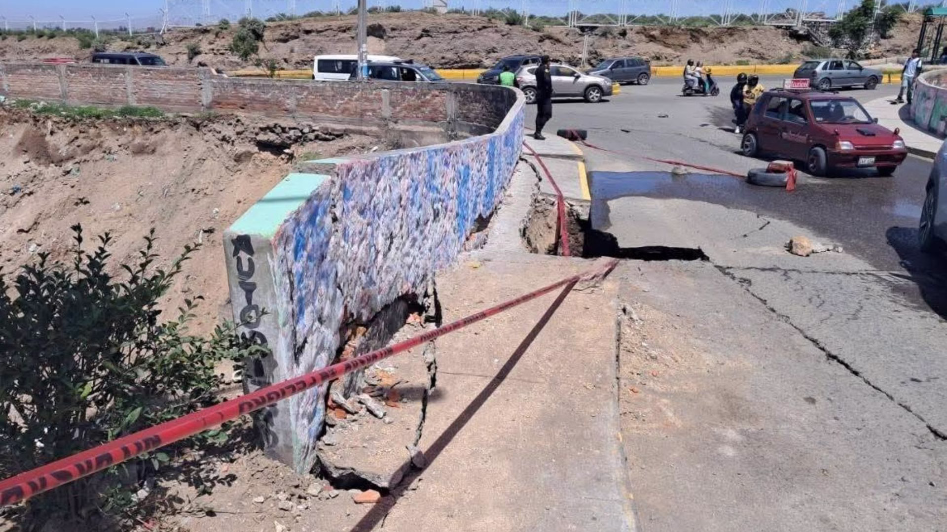 El puente Sol de Oro, principal nexo entre los distritos de Cerro Colorado y Cayma, también presenta daños.