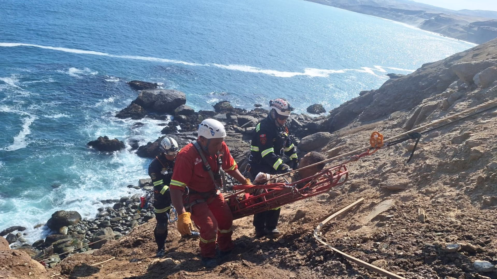 Camión cargado de cerveza cae al mar en Ocoña: accidente en Panamericana Sur deja un fallecido y 2 sobrevivientes