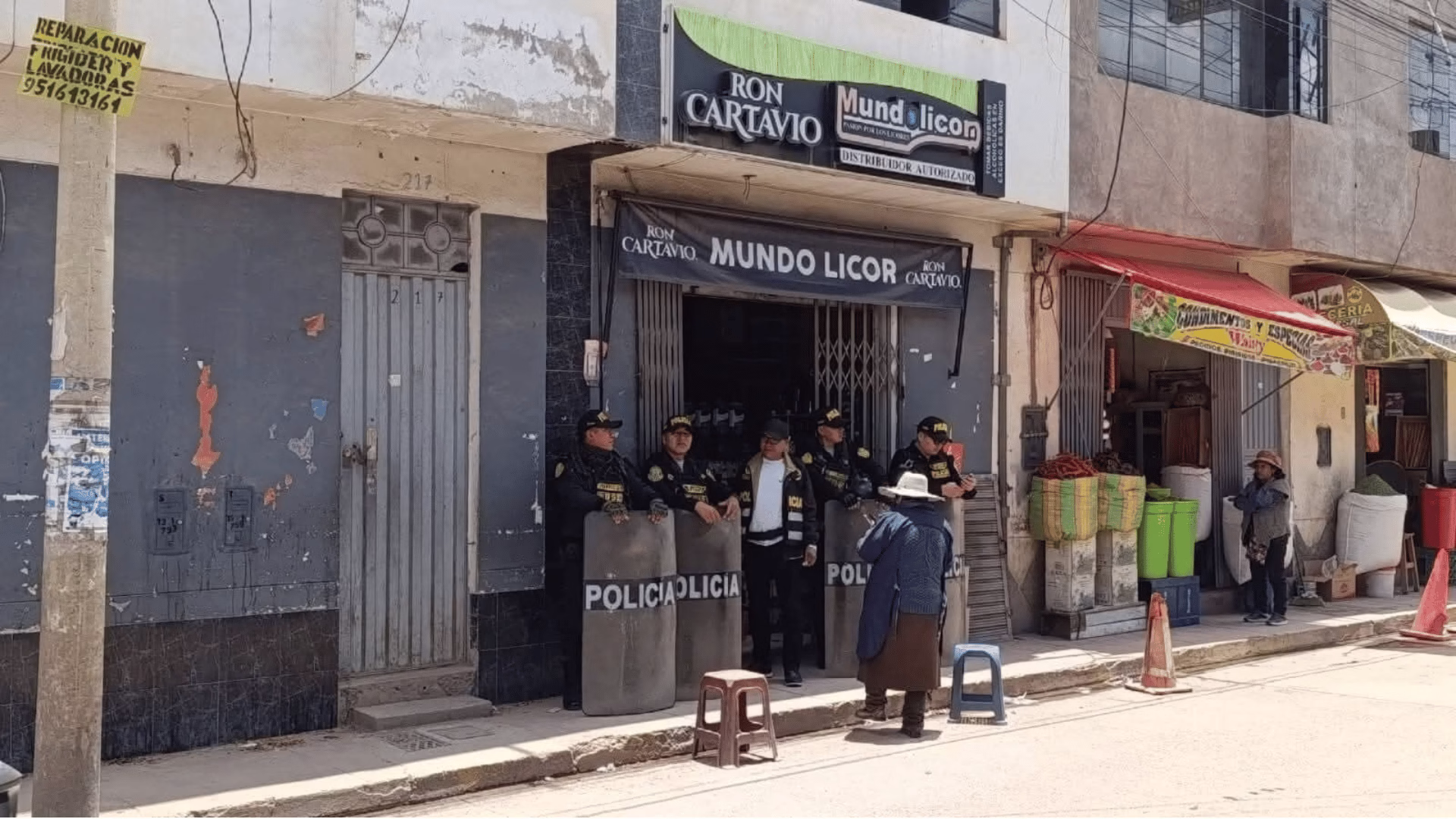 Juliaca: incautan cientos de botellas falsificadas de Anís del Misti en centros comerciales.