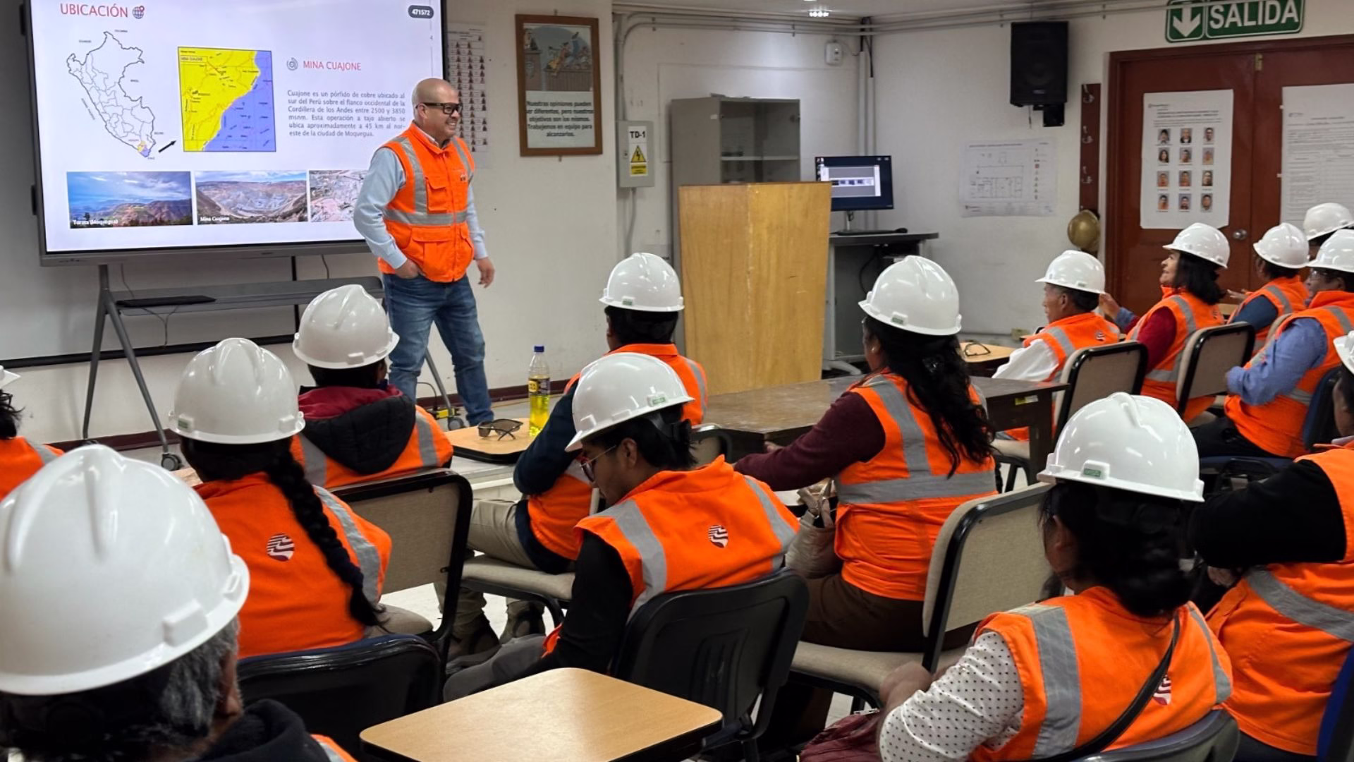 Vecinos de Islay visitan operaciones de Southern Perú en Ilo y Cuajone para conocer procesos mineros