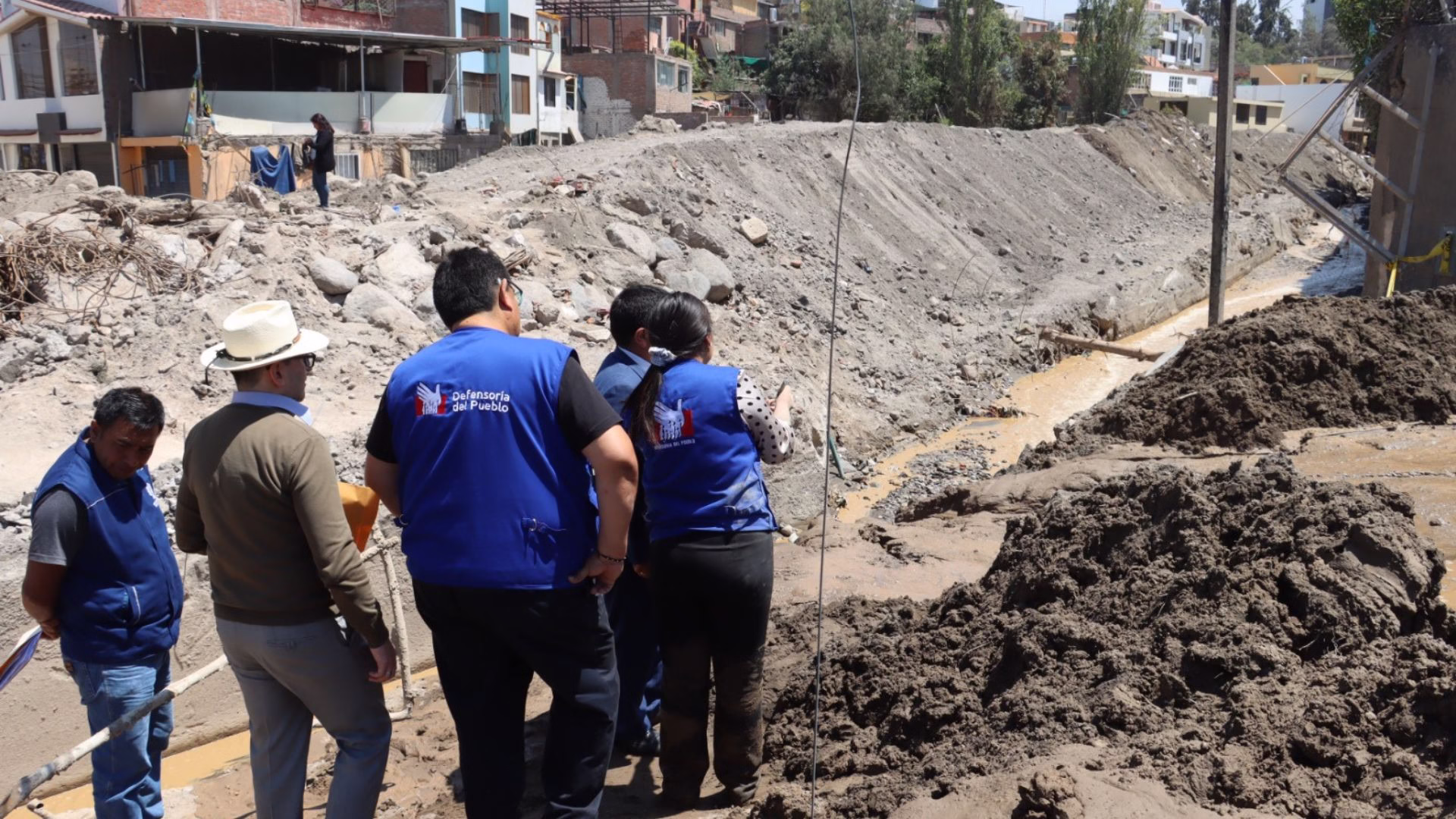 Arequipa: Defensoría denunciará penalmente al colegio Lord Byron por arrojar tierra y lodo cerca de torrentera El Chullo