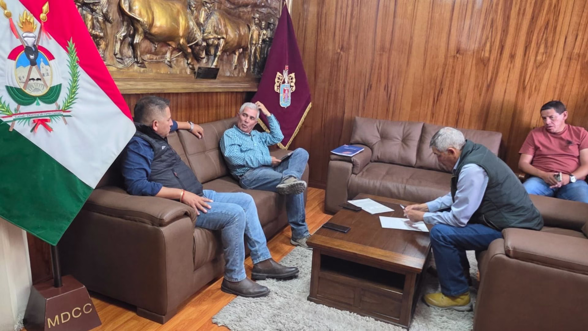 Los alcaldes de estos tres distritos sostuvieron una reunión en la municipalidad de Cerro Colorado, 