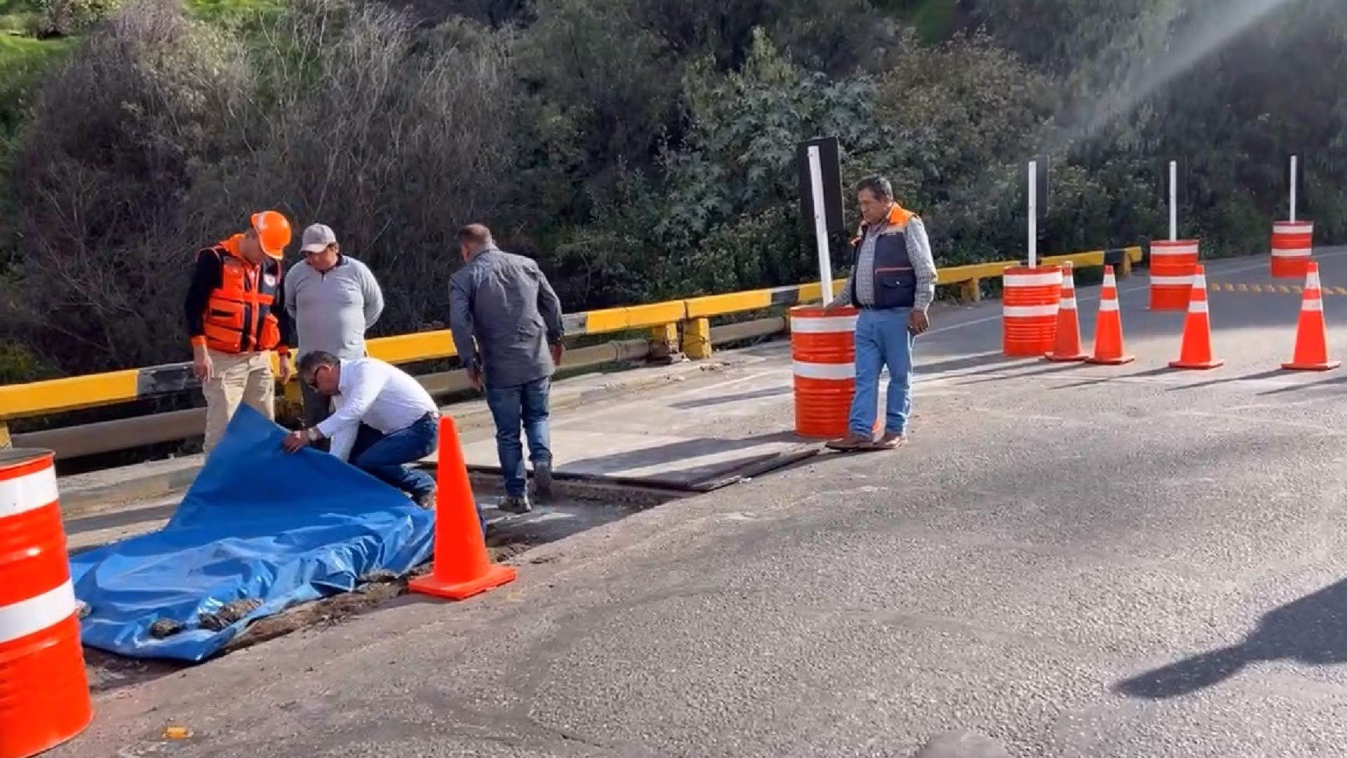 Arequipa: cierre del puente en la Variante de Uchumayo provoca congestión y viajes de hasta 7 horas 1 Debido a esta situación, el tránsito vehicular fue interrumpido de manera indefinida como medida preventiva,