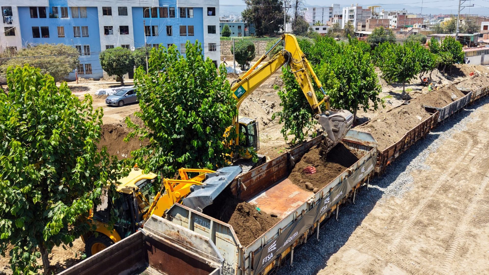 Trenes retirarán 22 mil toneladas de barro y escombros tras desborde de la torrentera El Chullo en Arequipa 1 Cada tren tiene la capacidad de movilizar aproximadamente 120 toneladas de tierra y escombros por viaje