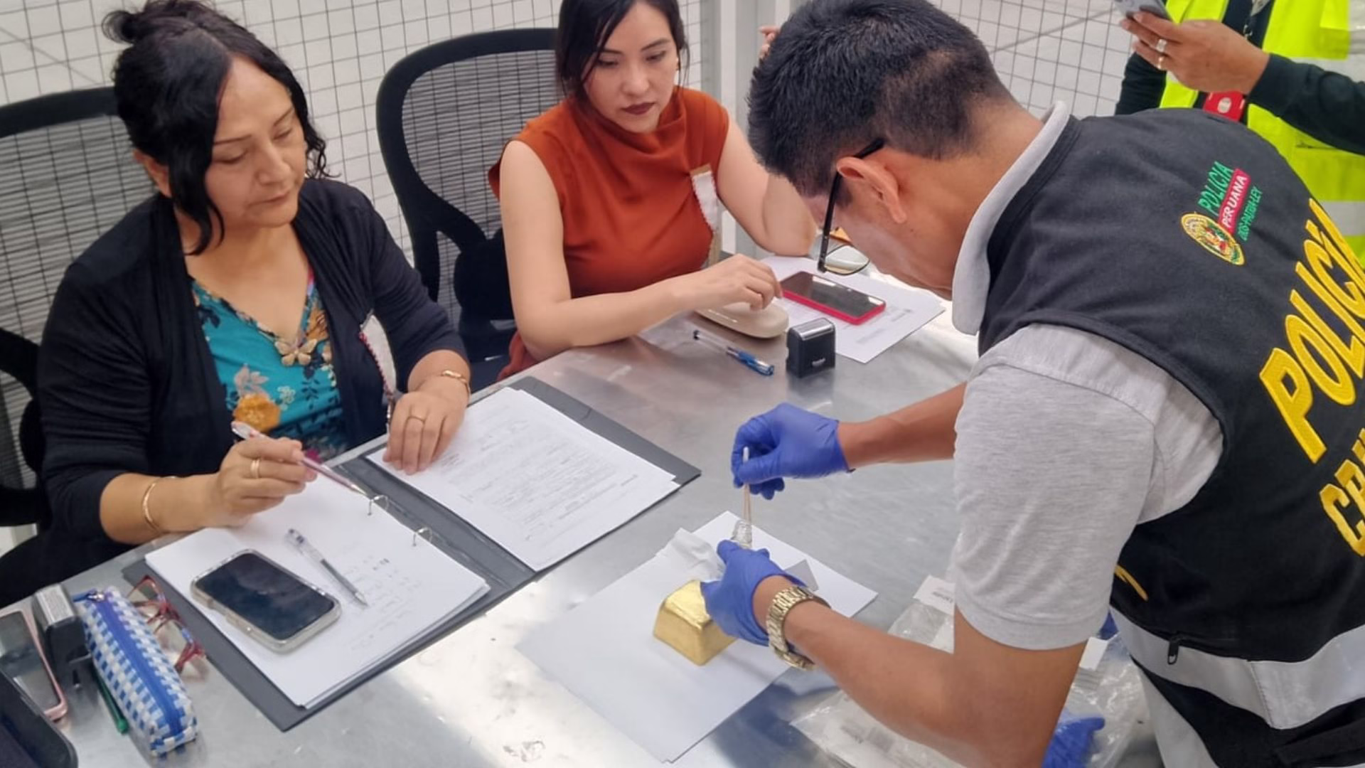 Fiscalía inmoviliza lingote de oro de más de 5 kilos vinculado a minería ilegal que iba a ser exportado a India