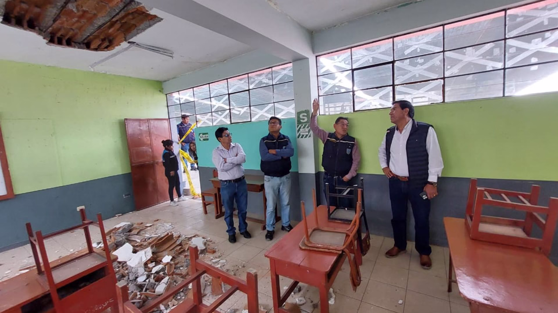 Arequipa: declaran inhabitables 7 aulas del colegio José Olaya en Bustamante y Rivero por daños estructurales 2 el desprendimiento del techo ocurrió el pasado miércoles, en un pabellón que tiene más de 60 años de antigüedad,