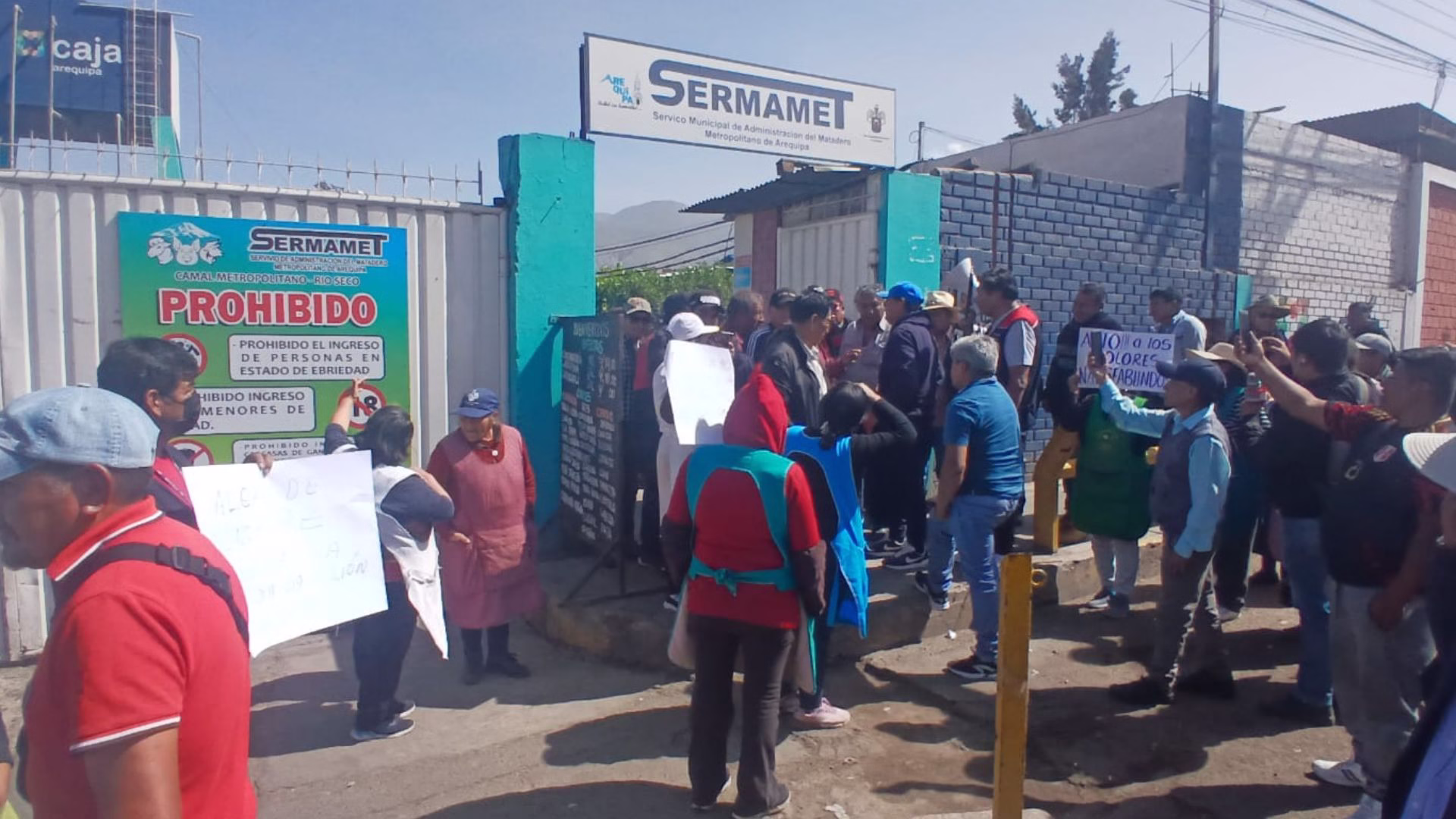 Arequipa: comerciantes de Río Seco protestan por malos olores y anuncian denuncias contra la municipalidad 1 Arequipa: comerciantes de Río Seco protestan por malos olores y anuncian denuncias contra la municipalidad
