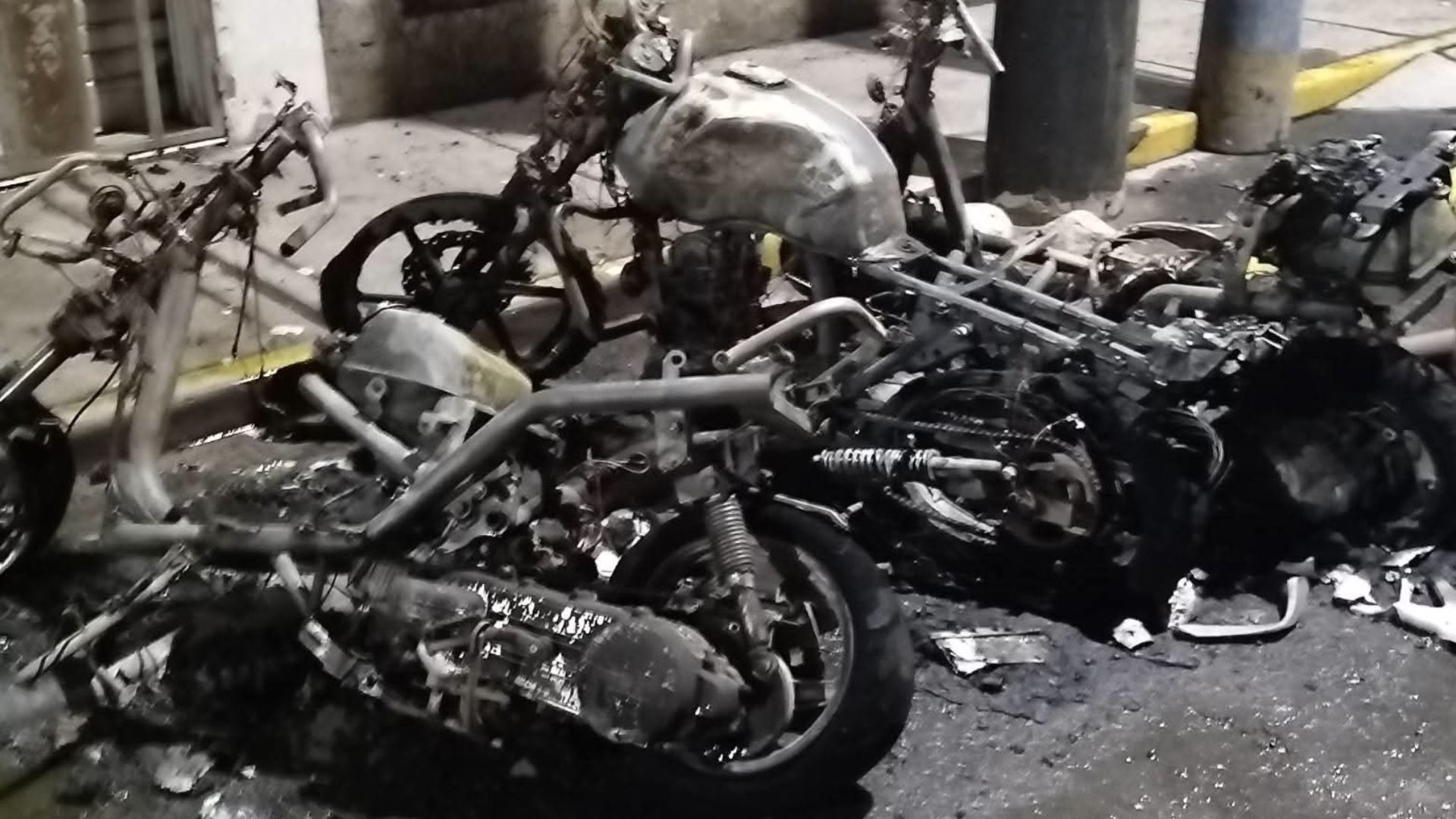 Arequipa: incendio consume motocicletas a metros del Mundialito “Guido Lazo” en Camaná y genera alarma