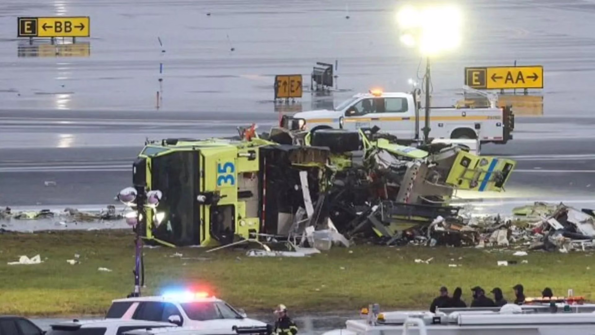 Accidente en Nueva York: choque entre avión y camión de bomberos deja fallecidos y decenas de heridos