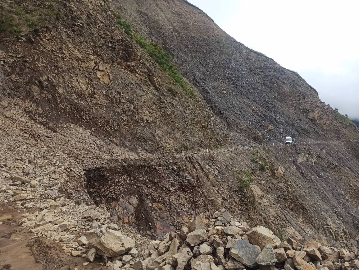 Carretera bloqueada por lluvias en Sandia: derrumbes dejan vehículos y pasajeros atrapados 2026