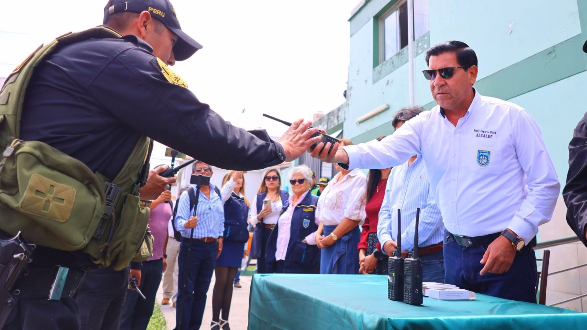 Arequipa: Municipalidad de Bustamante y Rivero refuerza seguridad con donación de baterías a la Policía
