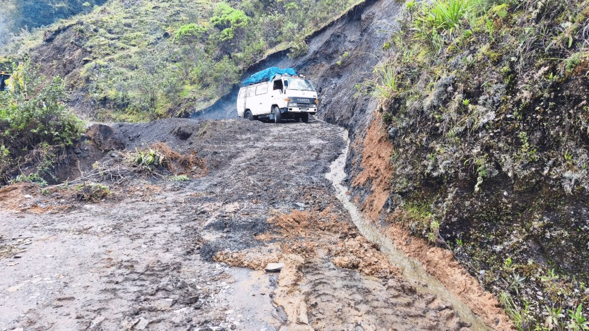 Puno: lluvias destruyen tramos clave de carretera hacia Sandia y agravan crisis en el transporte.