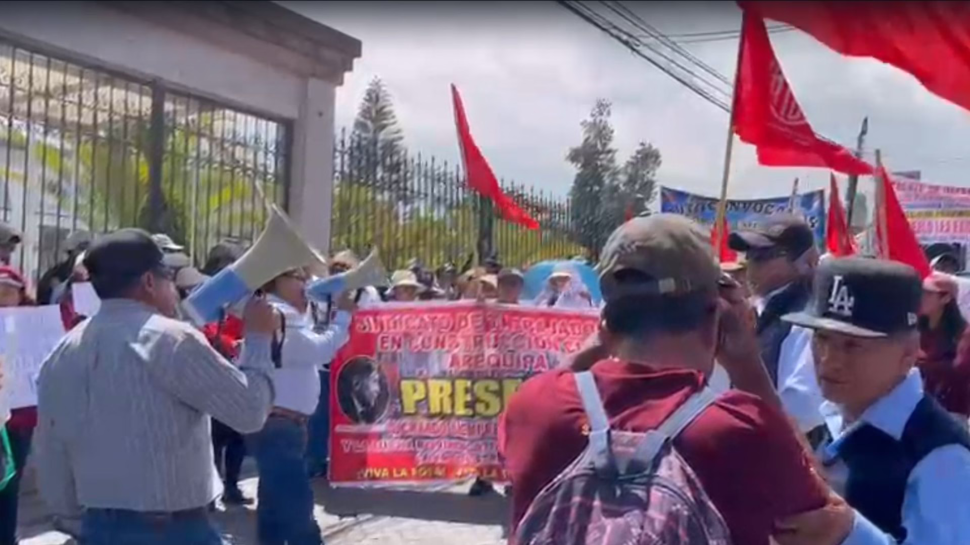 Arequipa: masiva protesta en el Cercado contra alza del pasaje urbano generó congestión vehicular 1 Arequipa: masiva protesta en el Cercado contra alza del pasaje urbano genera congestión vehicular