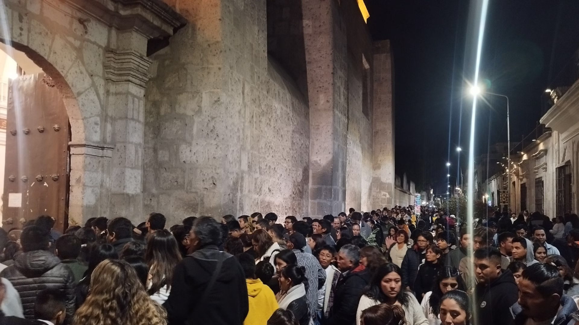 Vía Crucis en Semana Santa: el significado de las 14 estaciones que recuerdan la pasión de Jesús 1 En muchas ciudades, las calles se convierten en escenarios de procesiones y dramatizaciones que combinan fe, tradición e identidad colectiva.