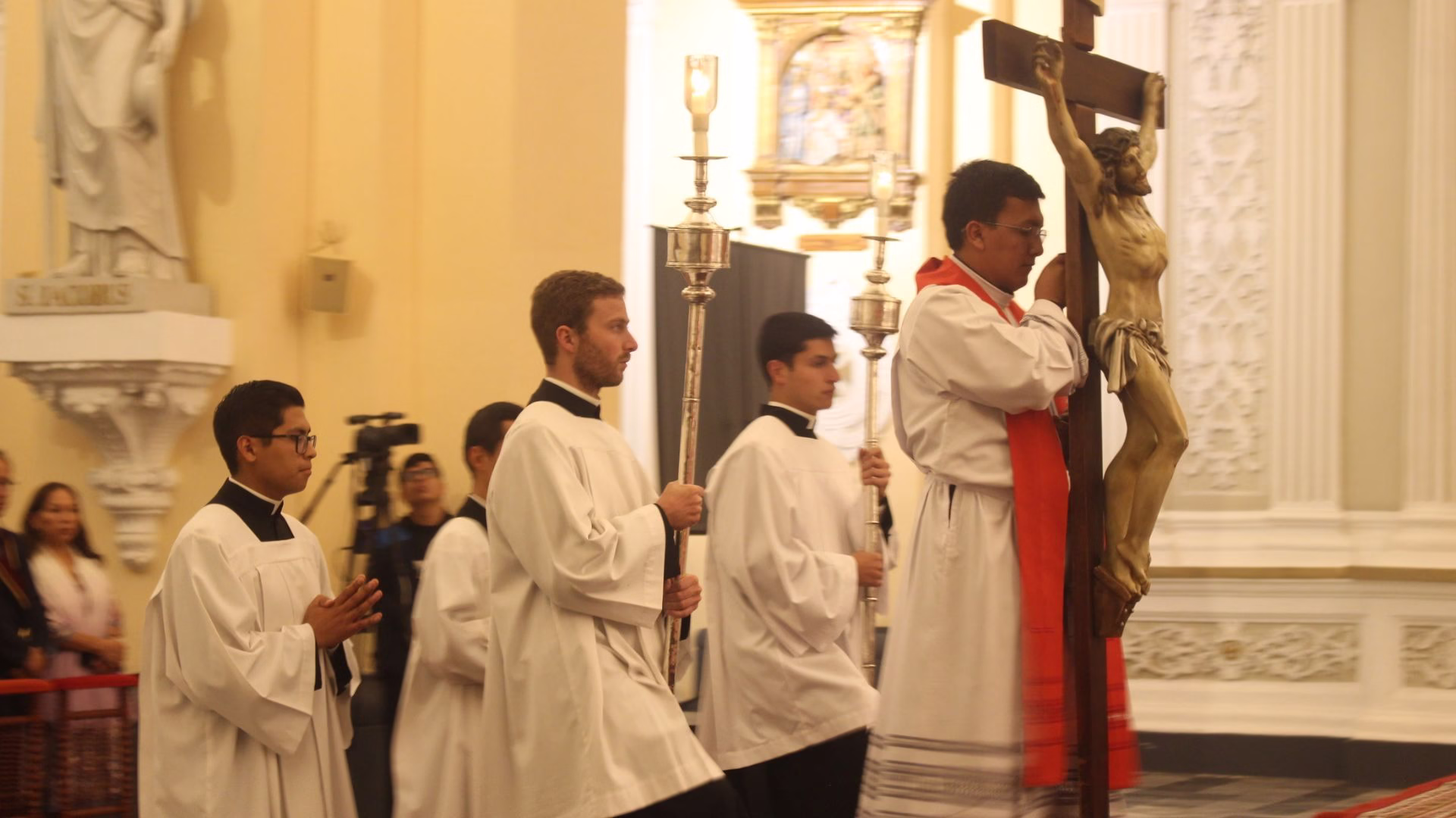 Viernes Santo en Arequipa: día de recogimiento, con Liturgia de la Pasión y procesión del Santo Sepulcro 1 Viernes Santo en Arequipa: día de recogimiento, con Liturgia de la Pasión y procesión del Santo Sepulcro