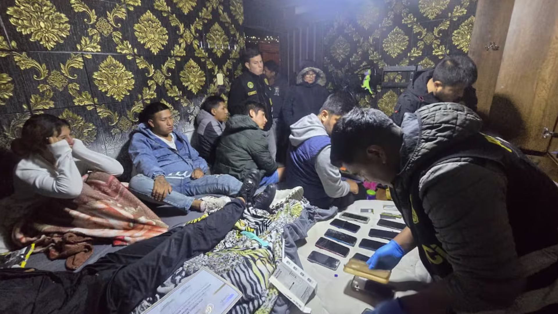 Policía desarticula banda “Los Polvitos Blancos de Miguel Grau” y detiene a 6 personas en Paucarpata 1 Policía desarticula banda “Los Polvitos Blancos de Miguel Grau” y detiene a 6 personas en Paucarpata