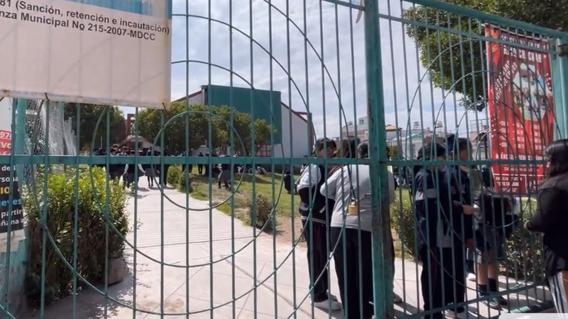 Alumnos tuvieron que ser llevados a un parque cercano mientras la ODPE culminaba el trabajo.