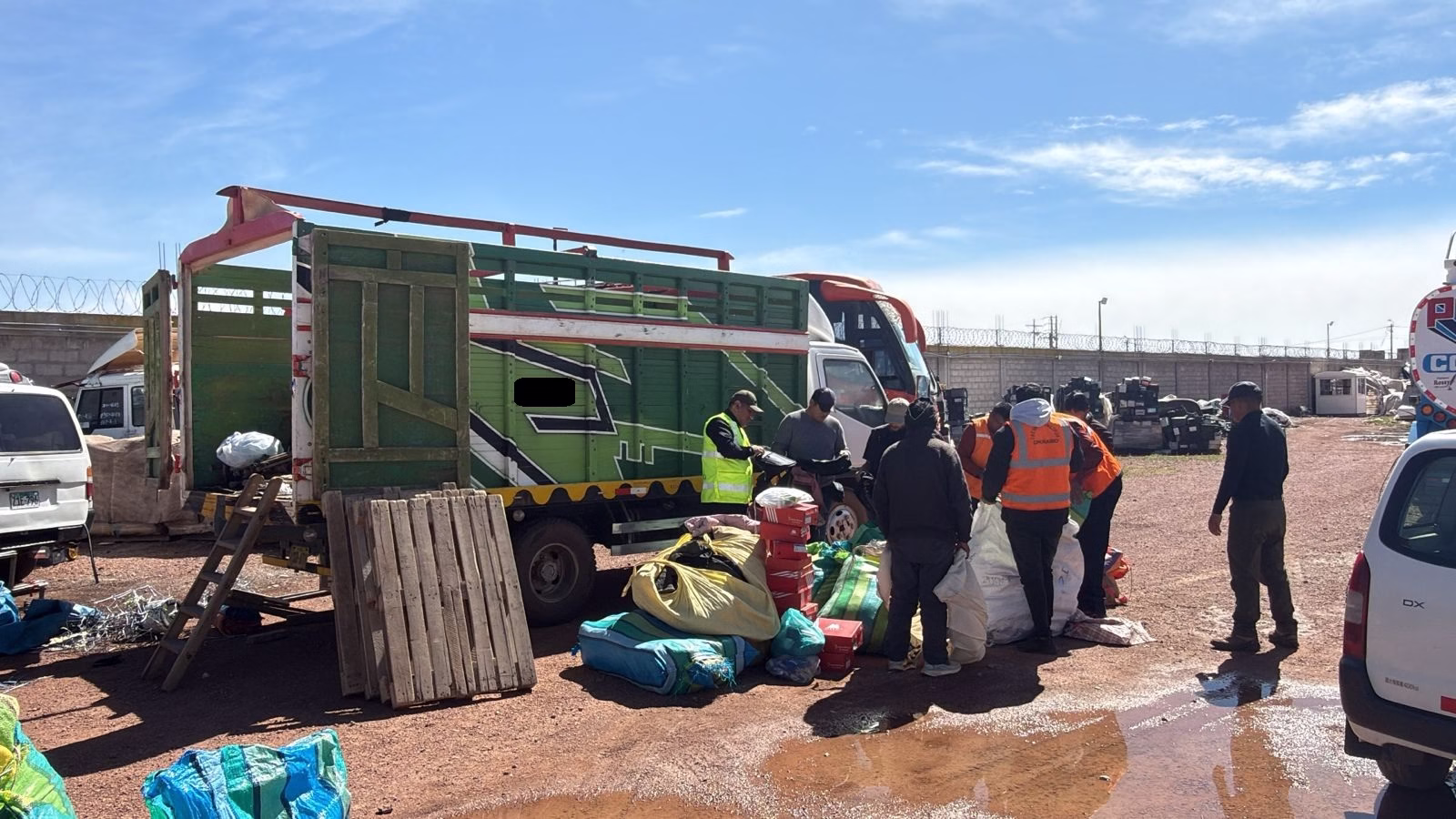Golpe al contrabando en Puno: incautan carga valorizada en S/ 125 mil en operativo policial.