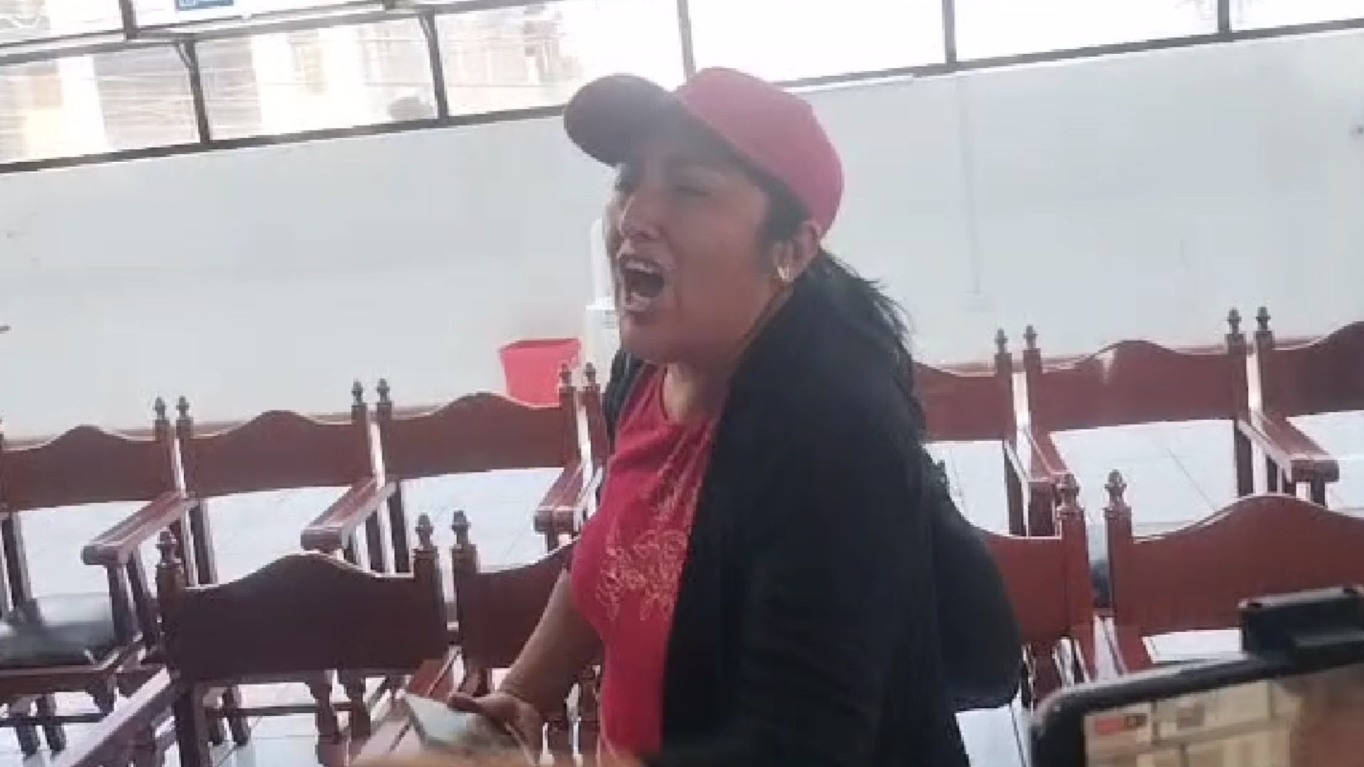 "Ni Judas mereces que te llamemos… tanto daño que has hecho a los trabajadores”,  dijo una trabajadora municipal.