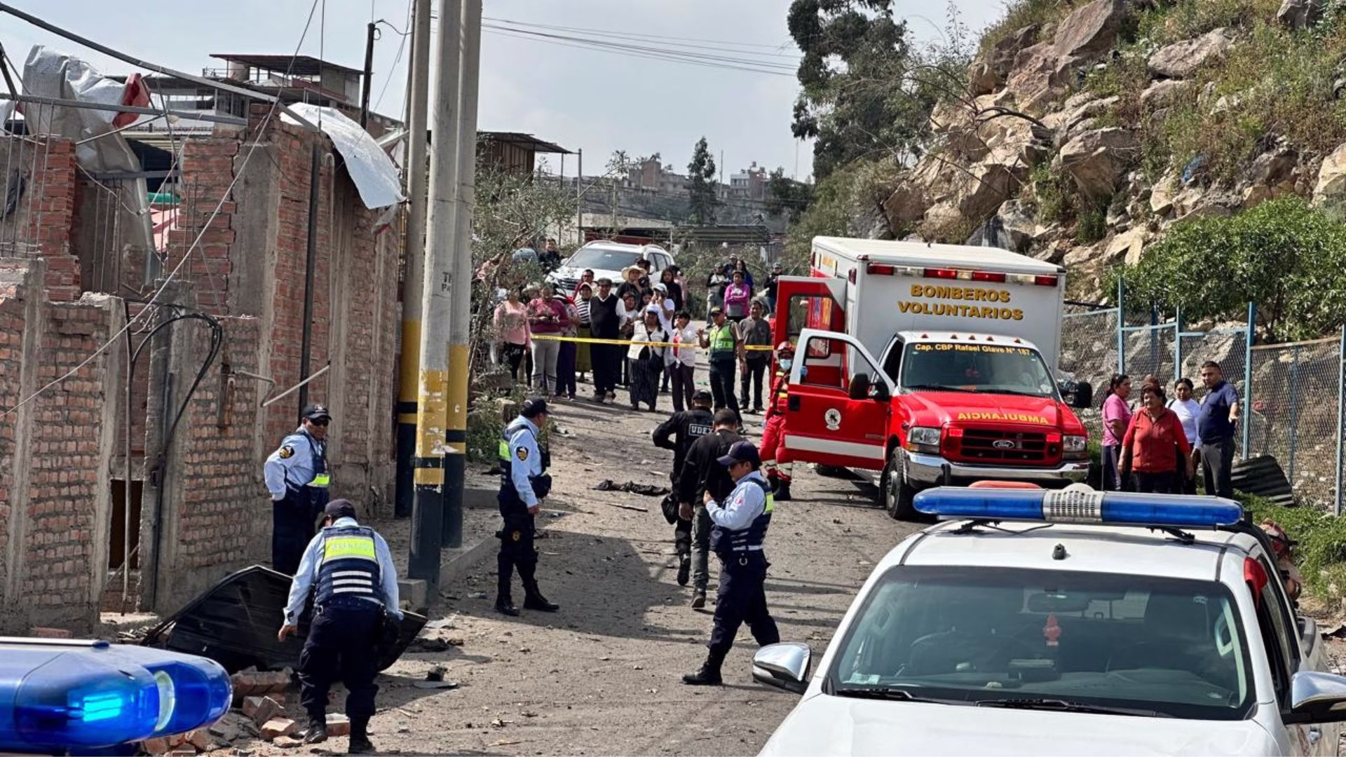 Explosión en Miraflores: madre e hijo heridos al parecer por deflagración de balón de gas que activó pirotécnicos