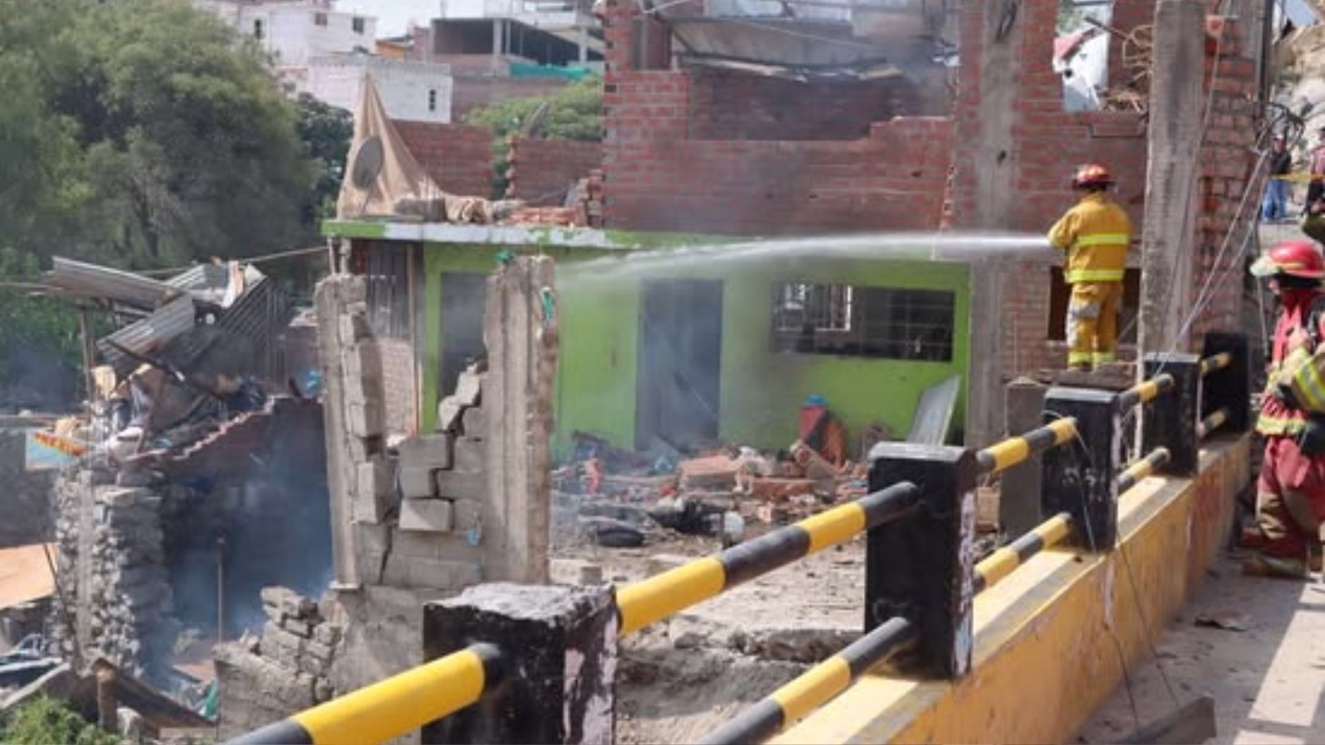 Explosión en Miraflores: madre e hijo heridos al parecer por deflagración de balón de gas que activó pirotécnicos