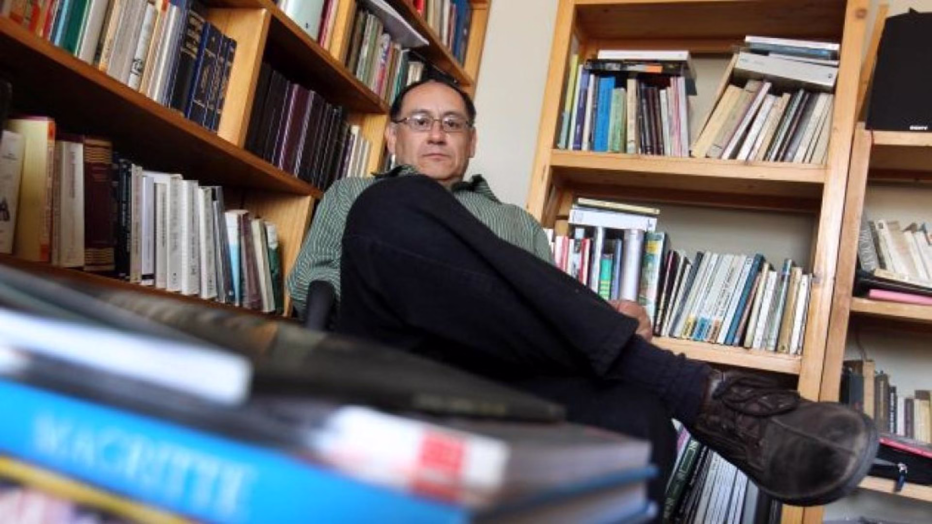 Oswaldo Chanove parece tener todas las palabras bajo su autoridad, y el poder de someter a las artes 