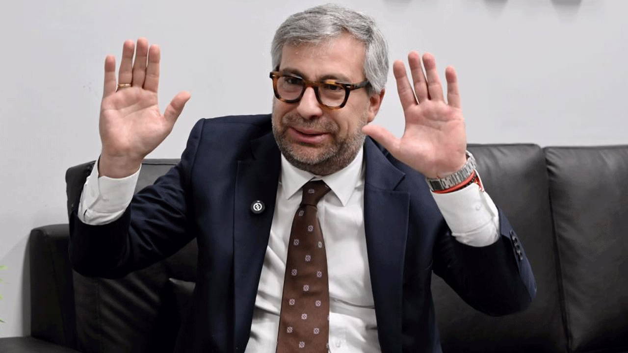 Corvetto ofrece entregar su pasaporte y levantar el secreto de sus comunicaciones para descartar peligro de fuga.