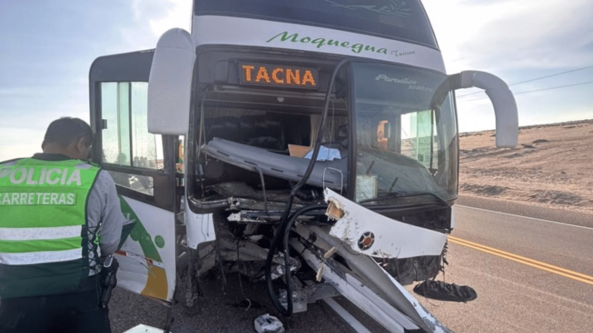 Tacna: bus sufre despiste en la Panamericana Sur y queda incrustado en baranda de seguridad.
