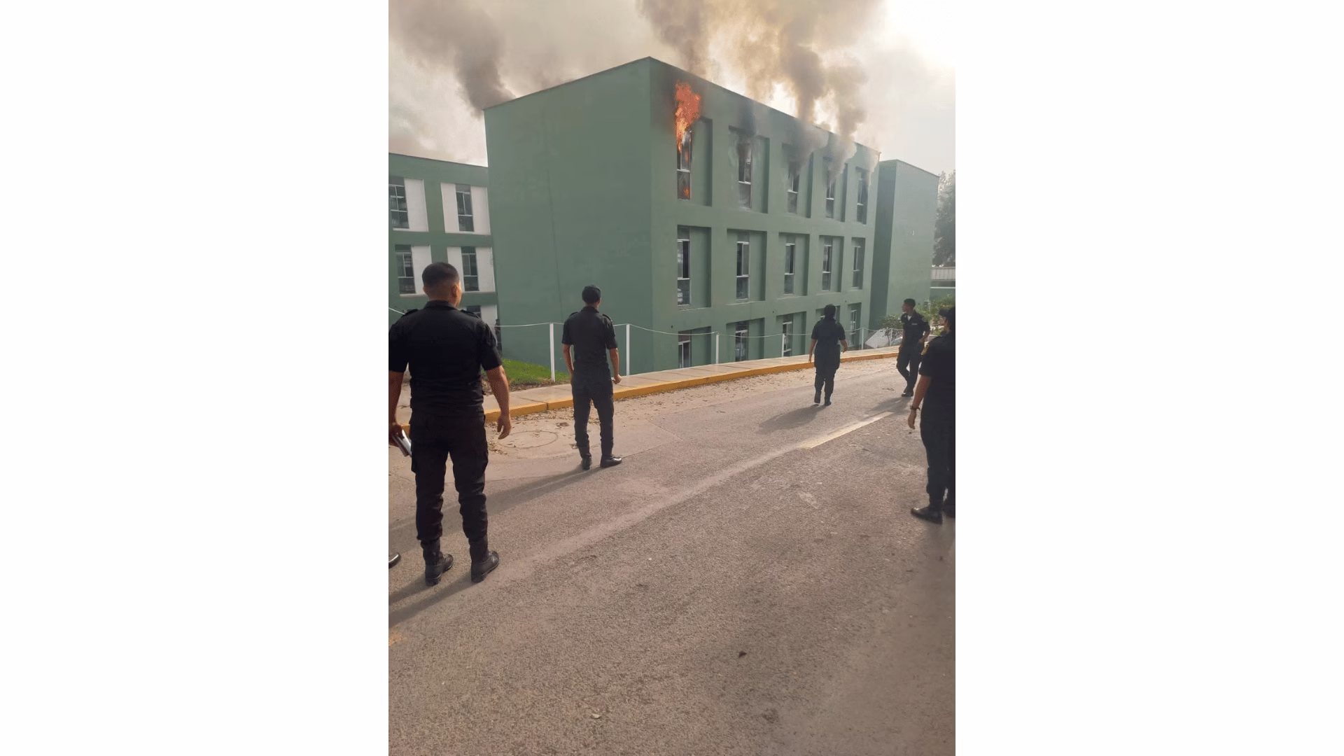 Voraz incendio sacude Escuela de Suboficiales de la Policía en Puente Piedra y mantiene en alerta a vecinos 1 PNP.