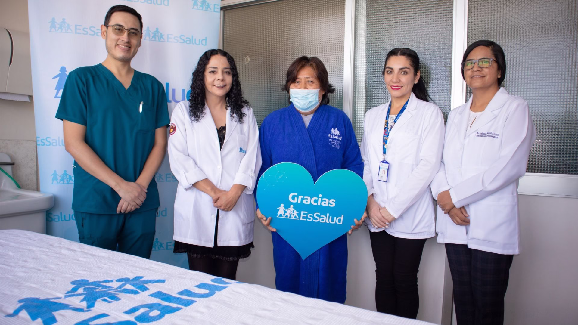 EsSalud Arequipa salva a paciente de Tacna con agresivo cáncer de tiroides que comprometía órganos vitales