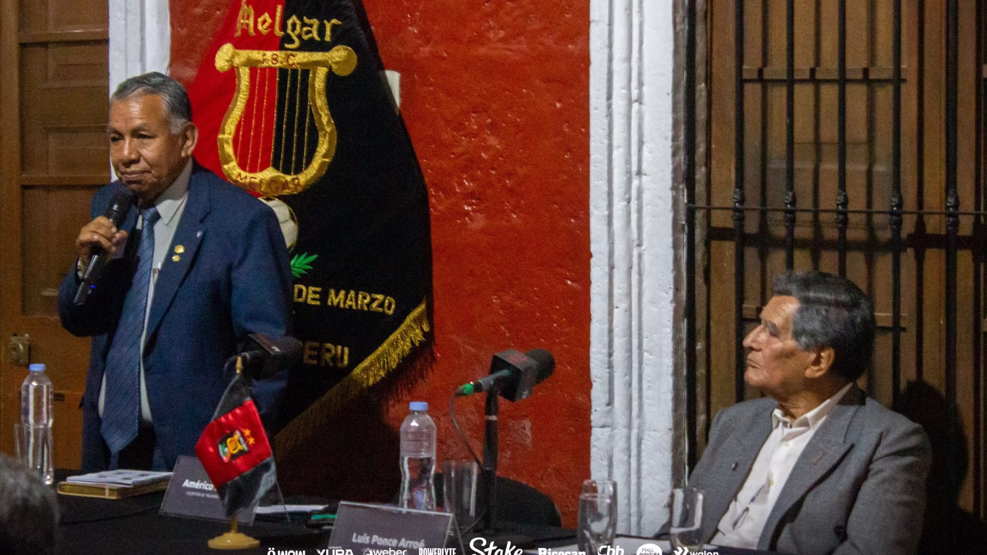 el Magíster Américo Fernández Delgado presentó el libro Rojinegro Esmeralda,