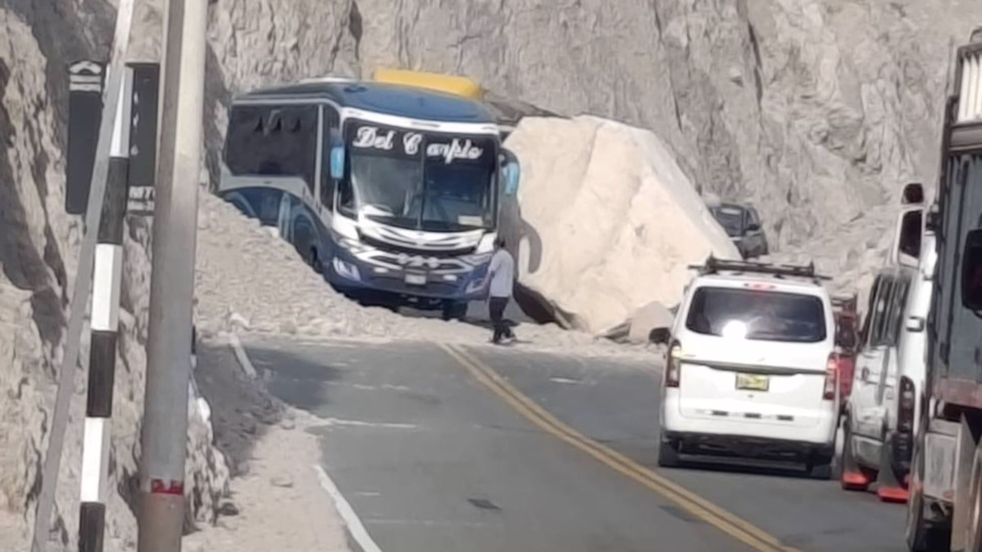 Derrumbe de rocas en Castilla deja tránsito restringido: de milagro no se registraron víctimas humanas